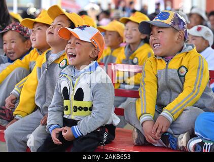 (200108) -- LHASA, Jan. 8, 2020 (Xinhua) -- Children watch a performance in Doilungdeqen District of Lhasa, southwest China's Tibet Autonomous Region, May 9, 2019. A total of 27.2 billion yuan (about 3.9 billion U.S. dollars) was put into education in Tibet in 2019. (Xinhua/Li Xin) Stock Photo