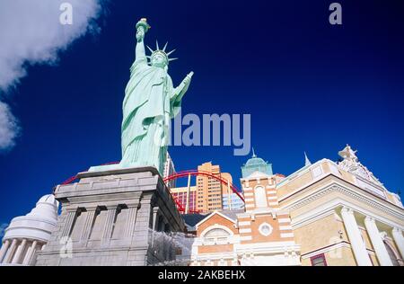 Low angle view of Statue of Liberty in front of New York Hotel, Las Vegas, Nevada, USA Stock Photo