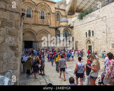 JERUSALEM, ISRAEL - June 21, 2015: Groups of tourists at the entrance to the Church of the Holy Sepulchre in the Old city of Jerusalem, Israel Stock Photo