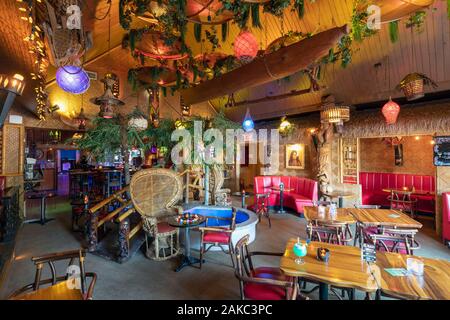 Canada, Province of Quebec, Mauricie region, Trois-Rivières, Hotel Motel Coconut with a kitsch, vintage look and especially last remnant of the Tiki fashion evoking the Polynesian beaches, the bar Stock Photo