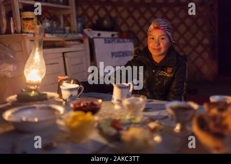 Kyrgyzstan, Naryn Province, Son-Kol Lake, altitude 3000m, portrait of a Kyrgyz girl in front of a meal in a yurt Stock Photo