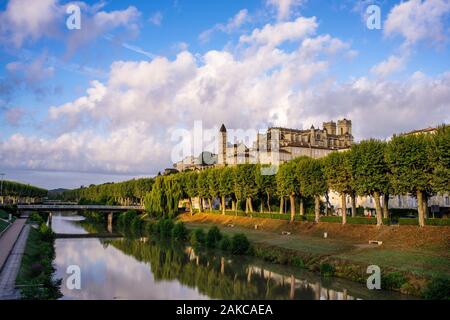 France, Gers, Auch, stop on El Camino de Santiago, the banks of the Gers and in the backgroung the Tour d'Armagnac and Sainte Marie Cathedral