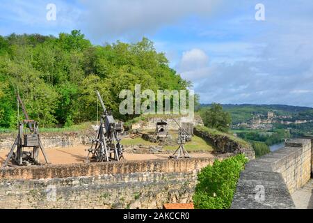 France, Dordogne, Perigord Noir, Dordogne Valley, Castelnaud la Chapelle, war machine of the Middle Ages on the Medieval castle in Musee de la Guerre au Moyen Age (Museum of Middle Ages War) Stock Photo