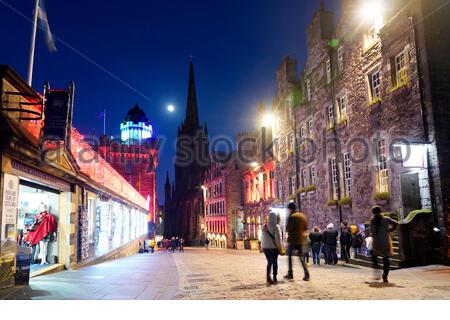 Edinburgh, Scotland, UK. 8th Jan 2020. Clear sky and a 95% waxing gibbous moon over the Royal Mile at Dusk. Full moon due on the 10th January. Credit: Craig Brown/Alamy Live News Stock Photo