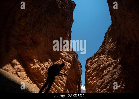 A man playing guitar at the Anphitheatre at Devil's Gorge, on the Salta-Cafayate road, Argentina Stock Photo