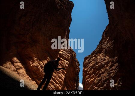 A man playing guitar at the Anphitheatre at Devil's Gorge, on the Salta-Cafayate road, Argentina Stock Photo