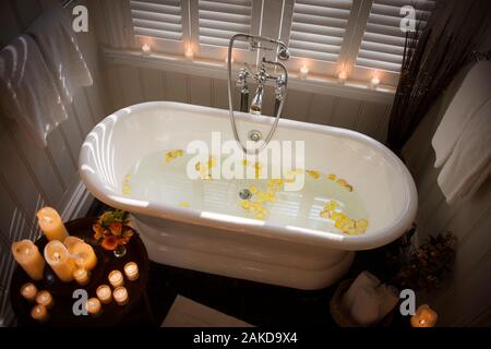 https://l450v.alamy.com/450v/2akd9x4/rose-petals-scattered-in-a-bath-tub-filled-with-water-and-surrounded-by-candles-2akd9x4.jpg