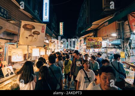 Crowds and queues of tourists and locals at Shi Lin Night Market, Taipei, Taiwan Stock Photo