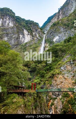 The Baiyang Suspension Bridge near Baiyang Falls, Taroko National Park, Taiwan Stock Photo