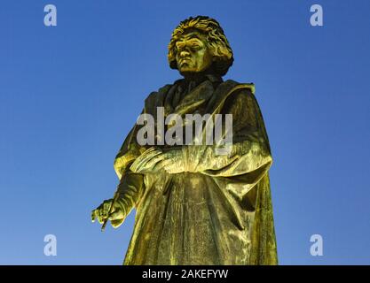 D-Bonn, Rhine, Sieg, Kottenforst, Rhineland Nature Reserve, Rhineland, North Rhine-Westphalia, NRW, Beethoven memorial at the Minster Square, statue, Ludwig van Beethoven, composer and pianist, classical music, evening mood, blue hour, illumination Stock Photo