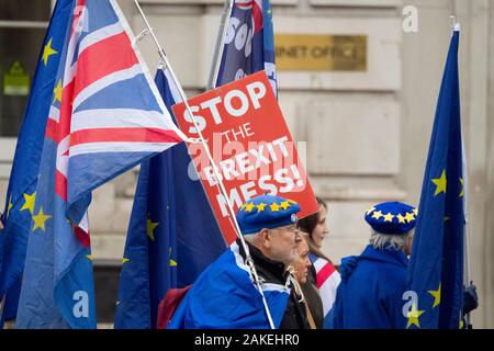 Whitehall, London, UK. 8th January 2019. Remain activists protest outside the Cabinet Office as Government Ministers leave to attend weekly PMQs. Credit: Malcolm Park/Alamy. Stock Photo