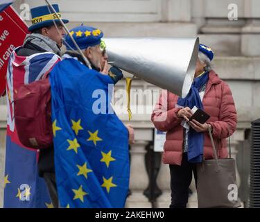 Whitehall, London, UK. 8th January 2019. Remain activists protest outside the Cabinet Office as Government Ministers leave to attend weekly PMQs. Credit: Malcolm Park/Alamy. Stock Photo