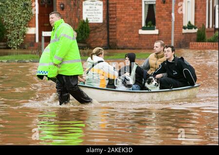 Emergency services helping people evacuate their homes, Carlisle, Cumbria, England, UK, 9th January 2005. Stock Photo