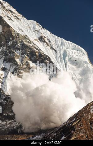 Avalanche on Machapuchare  / Fishtail Peak in the Annapurna Himalaya, Nepal. It was caused by a massive block of glacial ice detaching from the summit cliffs. 29th December 2012. Stock Photo