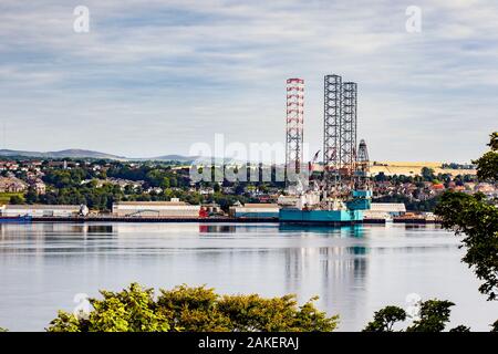 Dundee waterfront, Tayside, Scotland.  Rowan Stavanger a jack-up rig at Dundee Docks. The Rowan Stavanger jack-up oil rig is an impressive sight at its port berth at Prince Charles Wharf in Dundee. Stock Photo