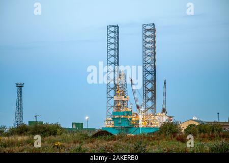 Dundee waterfront, Tayside, Scotland.  Rowan Stavanger a jack-up rig at Dundee Docks. The Rowan Stavanger jack-up oil rig is an impressive sight at its port berth at Prince Charles Wharf in Dundee. Stock Photo