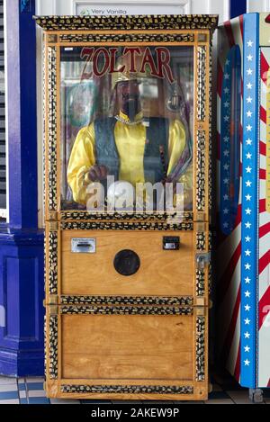 Vintage Zoltar fortune telling machine on the pier, Great Yarmouth Stock Photo