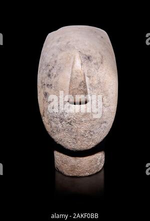 Large Cycladic Canonical type, Spedos variety female figurine head. Early Cycladic Period II from Syros phase , (2800-2300 BC). Museum of Cycladic Art Stock Photo