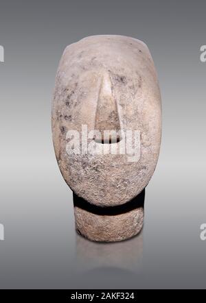 Large Cycladic Canonical type, Spedos variety female figurine head. Early Cycladic Period II from Syros phase , (2800-2300 BC). Museum of Cycladic Art Stock Photo