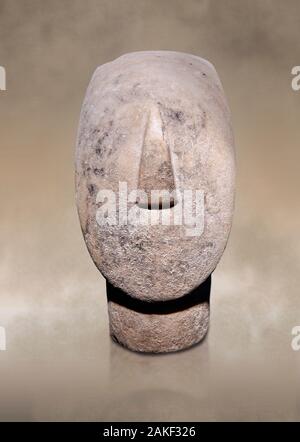 Large Cycladic Canonical type, Spedos variety female figurine head. Early Cycladic Period II from Syros phase , (2800-2300 BC). Museum of Cycladic Art Stock Photo