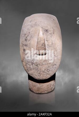 Large Cycladic Canonical type, Spedos variety female figurine head. Early Cycladic Period II from Syros phase , (2800-2300 BC). Museum of Cycladic Art Stock Photo