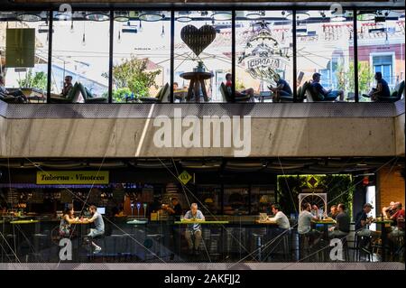 Inside and terrace bars and tavernas in the Supercor Mercado de San Antón in the Calle de Augusto Figueroa, Chueca, Madrid, Spain Stock Photo