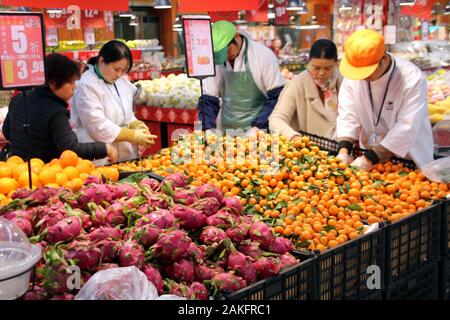 Chinese customers shop for fruits at a supermarket in Suzhou City, east China's Jiangsu Province on January 9th, 2020. China's consumer price index (C Stock Photo