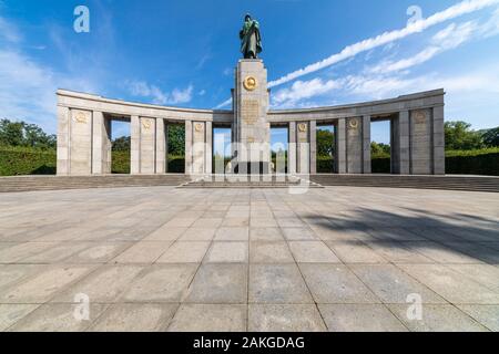 Symmetrical low angle shot of the Russian War Memorial in Berlin Stock Photo