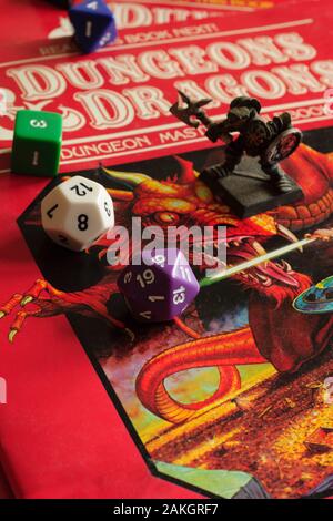 Vintage Dungeons and Dragons Dungeon Master regola libro pubblicato come  parte di un D&D game pack in 1983 con dadi e Metallo dipinto figure Foto  stock - Alamy