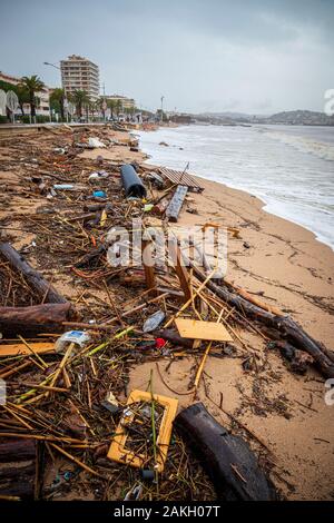 France, Var, Fréjus, rubbish deposited by the sea on the coast of Fréjus beach following the bad weather of the Mediterranean episode of 23 November 2019 Stock Photo