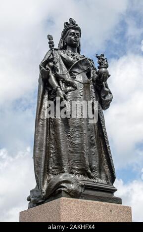 Full length statue of Queen Victoria wearing state robes and carrying an orb and sceptre.  Sculpted by Henry Price in 1904 and on public display at Sa Stock Photo