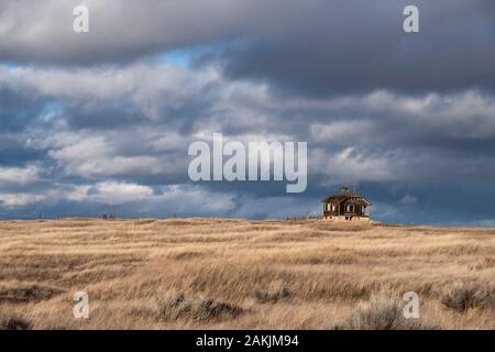 Abandoned one room schoolhouse Stock Photo