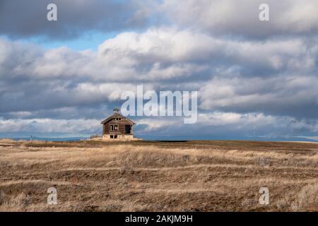 Abandoned one room schoolhouse Stock Photo