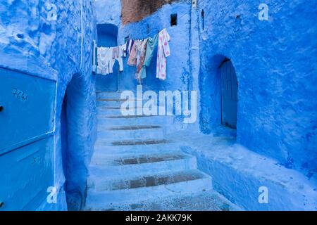 Doorways,  flight of stairs and the laundry hanging on clothes line in medina of Chefchaouen (also known as Chaouen), Morocco Stock Photo