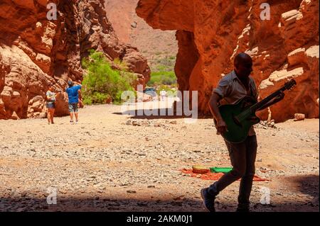 A man playing guitar at the Anphitheatre on the Salta Cafayate road,  Argentina Stock Photo