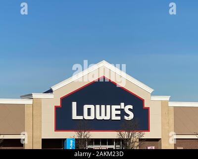 WOODBRIDGE, NEW JERSEY / UNITED STATES - January 9, 2020: the front entrance to the Lowe's store in the Woodbridge Crossings shopping center Stock Photo