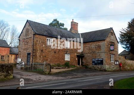 The Old Red Lion pub, Litchborough, Northamptonshire, England, UK Stock Photo