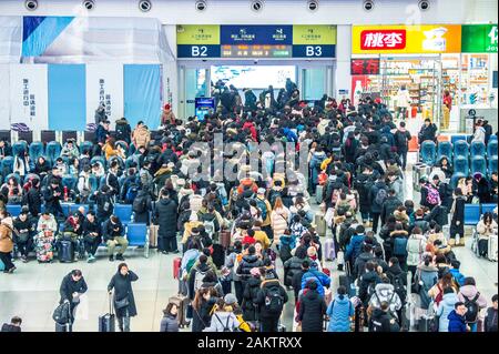 Chinese passengers crowd the terminal at the North Shenyang Railway Station before boarding trains to go back home for the upcoming Chinese New Year d Stock Photo