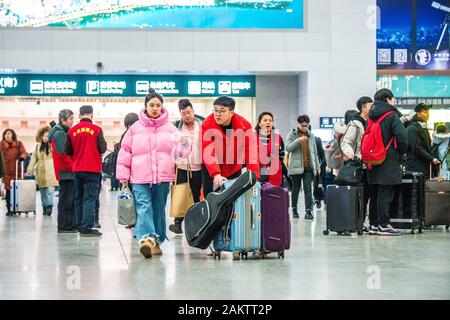 Chinese passengers crowd the terminal at the North Shenyang Railway Station before boarding trains to go back home for the upcoming Chinese New Year d Stock Photo