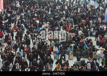 Chinese passengers crowd the terminal at the East Hangzhou Railway Station before boarding trains to go back home for the upcoming Chinese New Year du Stock Photo