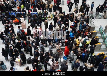 Chinese passengers crowd the terminal at the East Hangzhou Railway Station before boarding trains to go back home for the upcoming Chinese New Year du Stock Photo