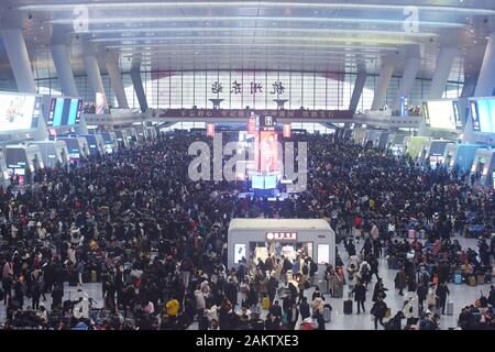 Chinese passengers crowd the terminal at the East Hangzhou Railway Station before boarding trains to go back home for the upcoming Chinese New Year du Stock Photo