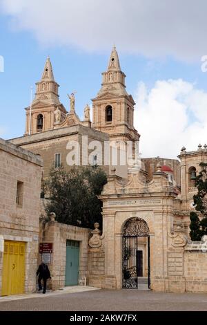 Zugang zum Heiligtum Unserer Lieben Frau, im Hintergrund Kirchturm der Pfarrkirche , Mellieha, Malta Stock Photo