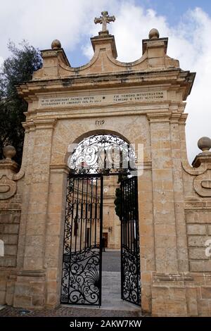 Zugang zum Heiligtum Unserer Lieben Frau, im Hintergrund Kirchturm der Pfarrkirche , Mellieha, Malta Stock Photo