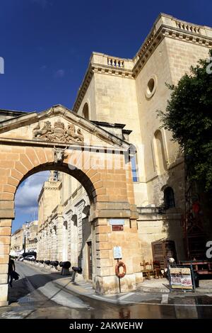 historische Kanonenrohre vor dem Malta Maritime Museum, Vittoriosa - Birgu, Malta Stock Photo