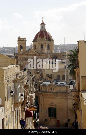 restaurierte historische Zitadelle über der Inselhauptstadt - Blick von der Festungsmauer über die Stadt auf die St. George Basilika, Victoria (maltes Stock Photo