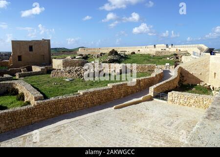 restaurierte historische Zitadelle über der Inselhauptstadt  - Blick von der Festungsmauer auf Ausgrabungsfeld, Victoria (maltesische Ir-Rabat Ghawdex Stock Photo