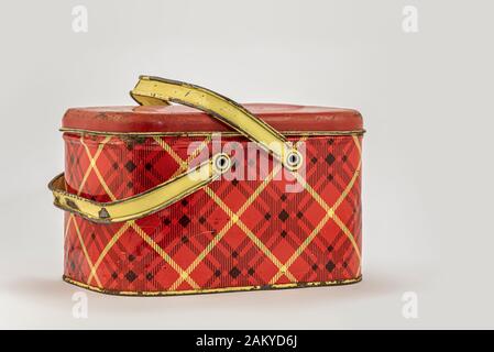 https://l450v.alamy.com/450v/2akyd6j/1950s-1960s-kids-red-tartan-style-metal-lunch-paillunch-box-2akyd6j.jpg