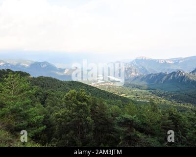 Panoramic view of the pre-Pyrenean area of Catalonia, with the Sierra Cadi, Llosa del Cavall pond and the small town of San Lorenzo de Morunys. Catalo Stock Photo