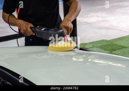 Man hands holding the work tool polish the car.Buffing and polishing car. Car detailing. Stock Photo